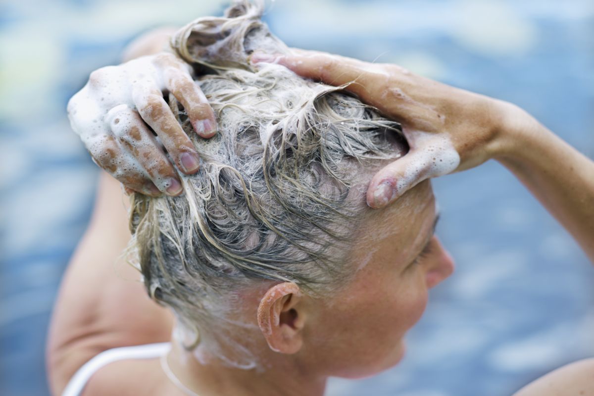WOMAN MASSAGE SCALP AND WENZEL