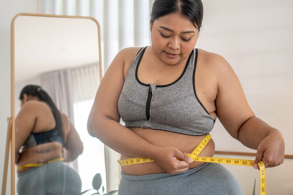 woman measuring waist circumference