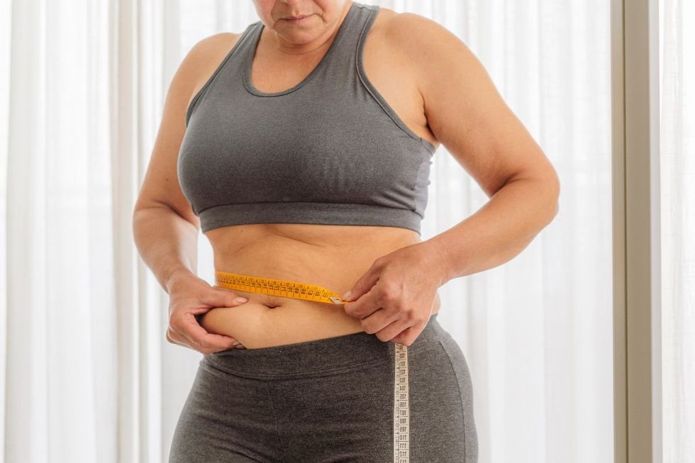 WOMAN MEASURING WAIST
