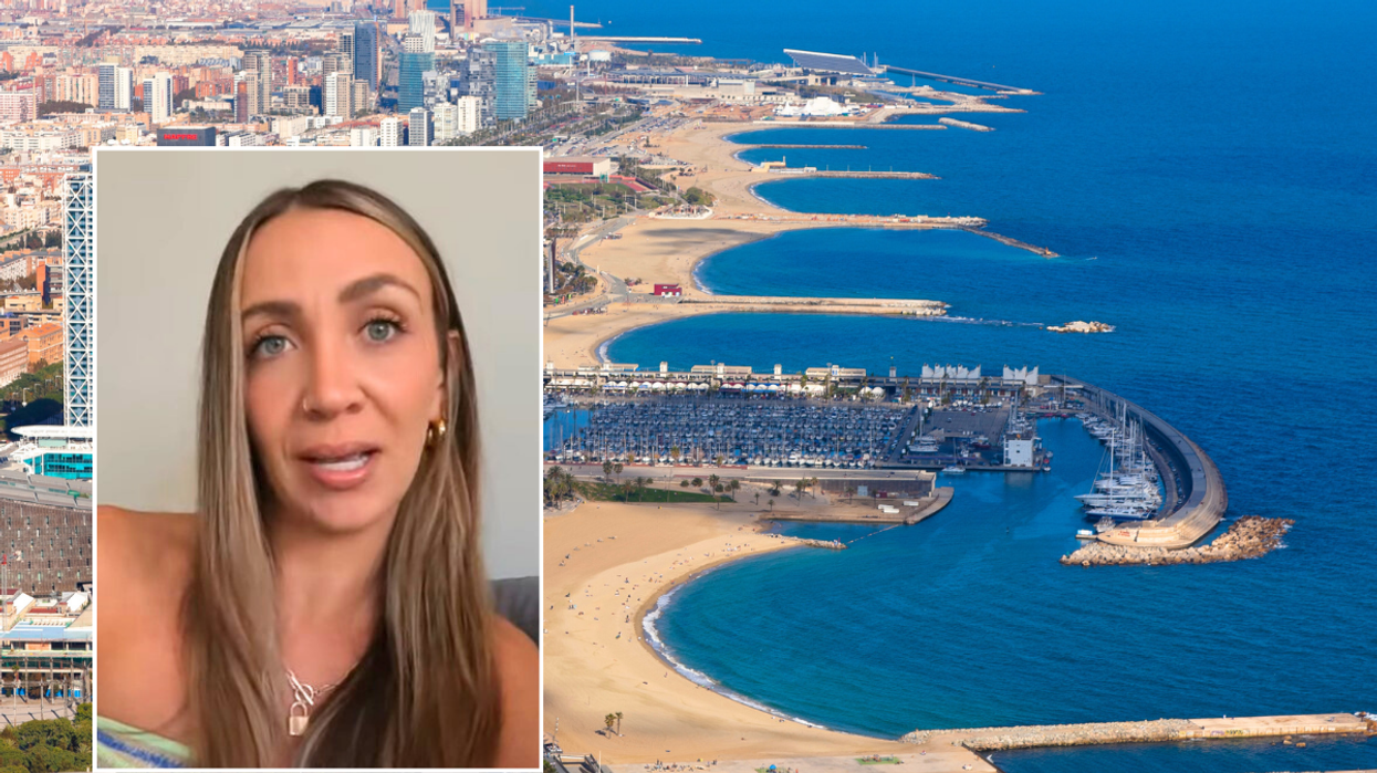 Woman talking / beach Barcelona