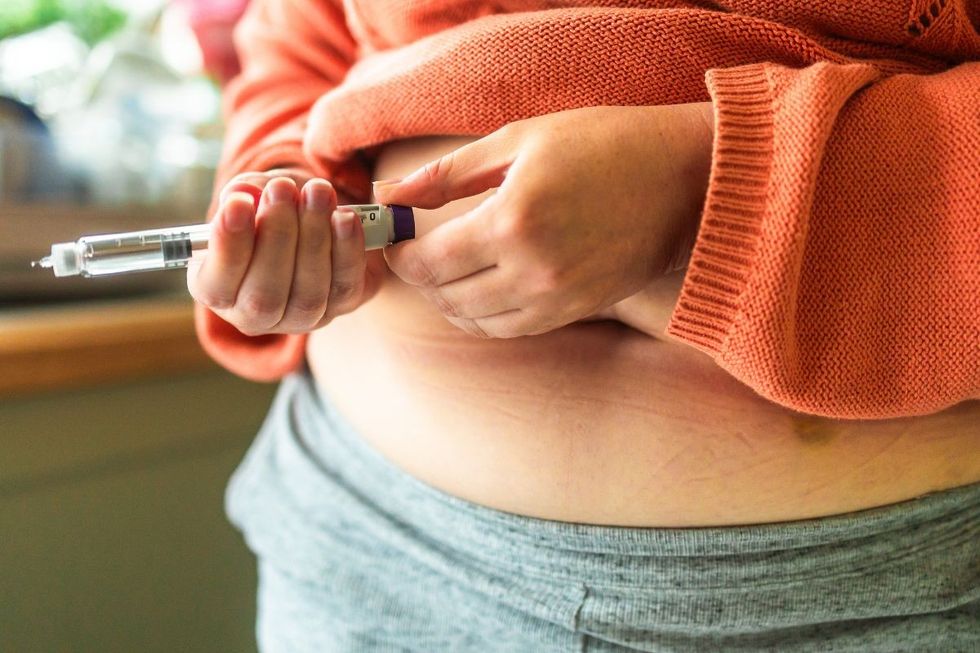 WOMAN USING WEIGHT LOSS JAB