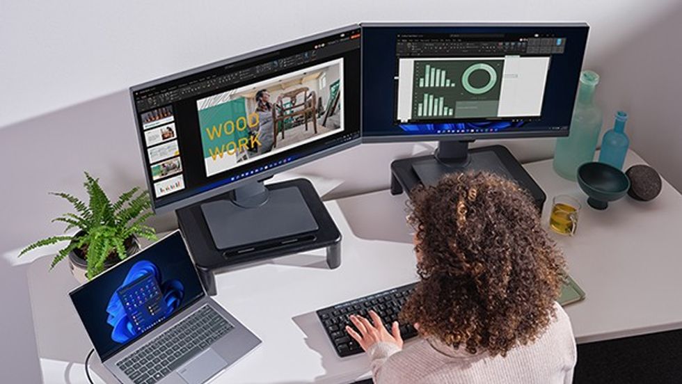 Uma mulher usando o Windows 11 em três telas diferentes