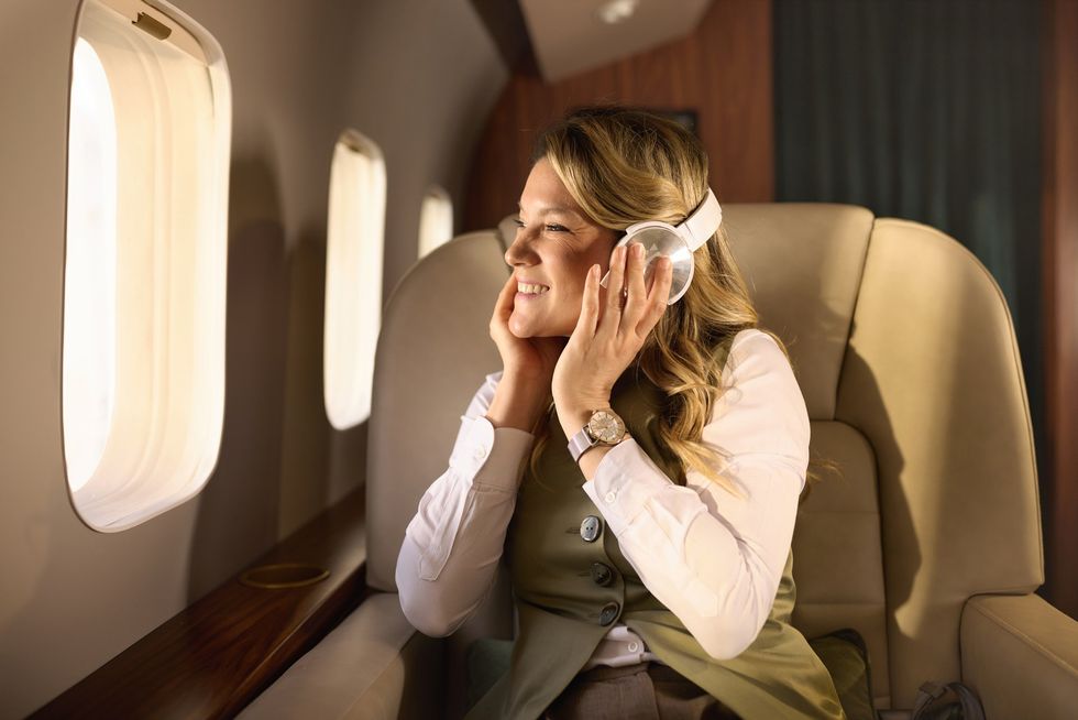 Uma mulher usa fones de ouvido em um avião
