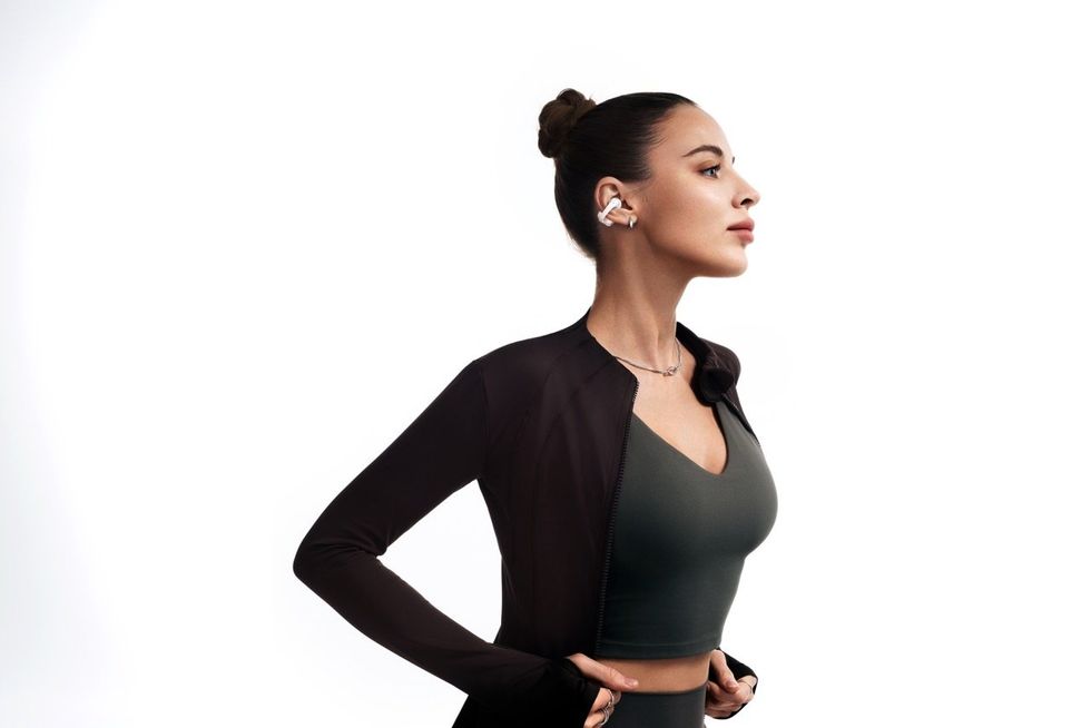 Mulher usando Shokz OpenDots 2