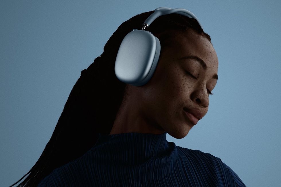 woman wearing the apple airpods max 2 in blue