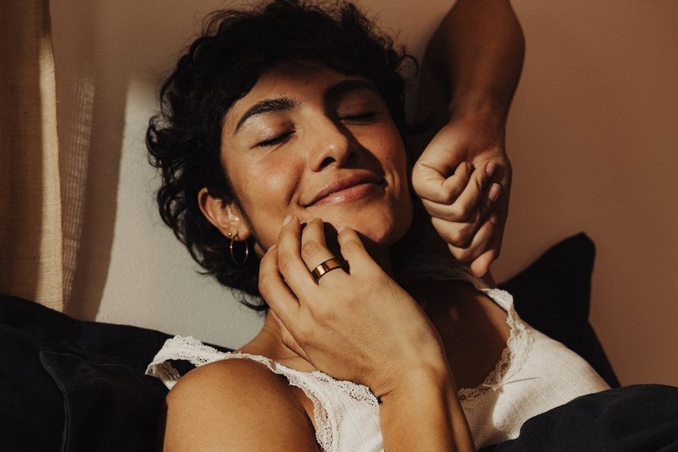 Woman wearing the Oura Ring 4 in rose gold