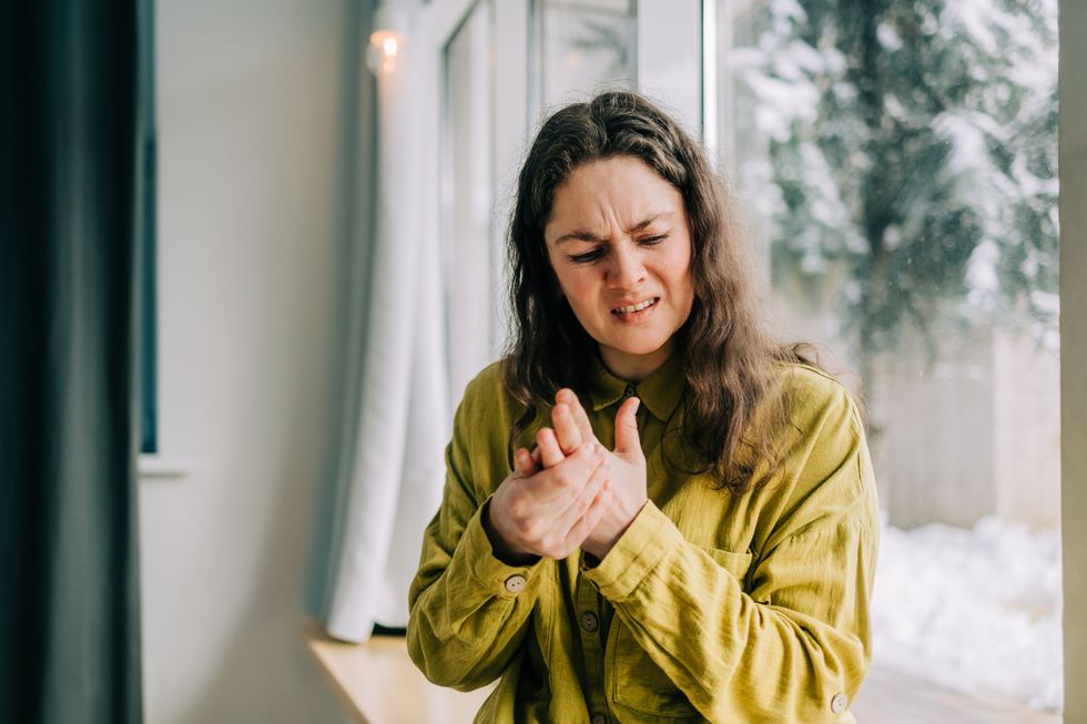 WOMAN WITH HAND ACHE