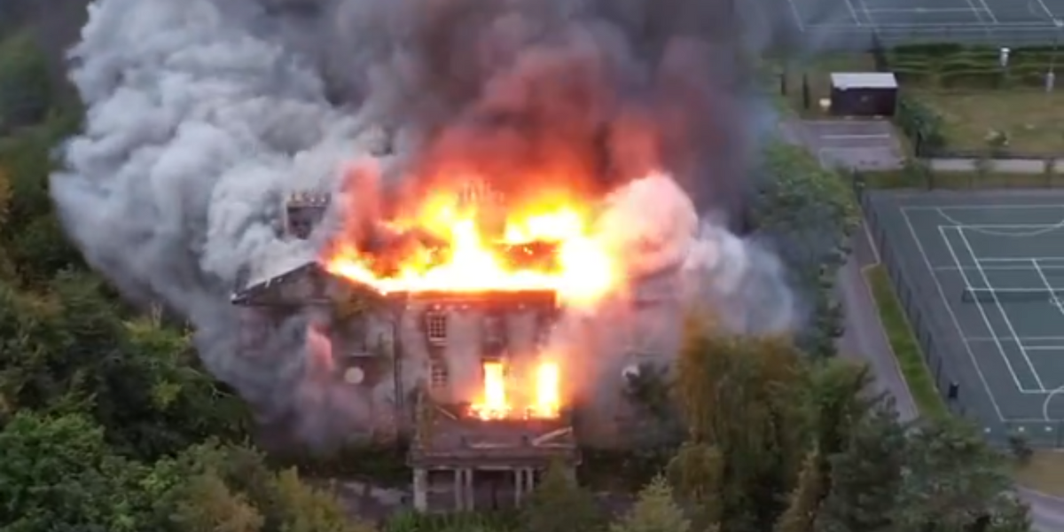 NextImg:Devastating blaze engulfs Grade I listed manor house as people told to 'avoid the area'