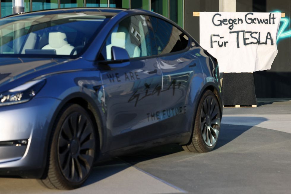 Workers at the Tesla factory protested against the campaigners \u200b