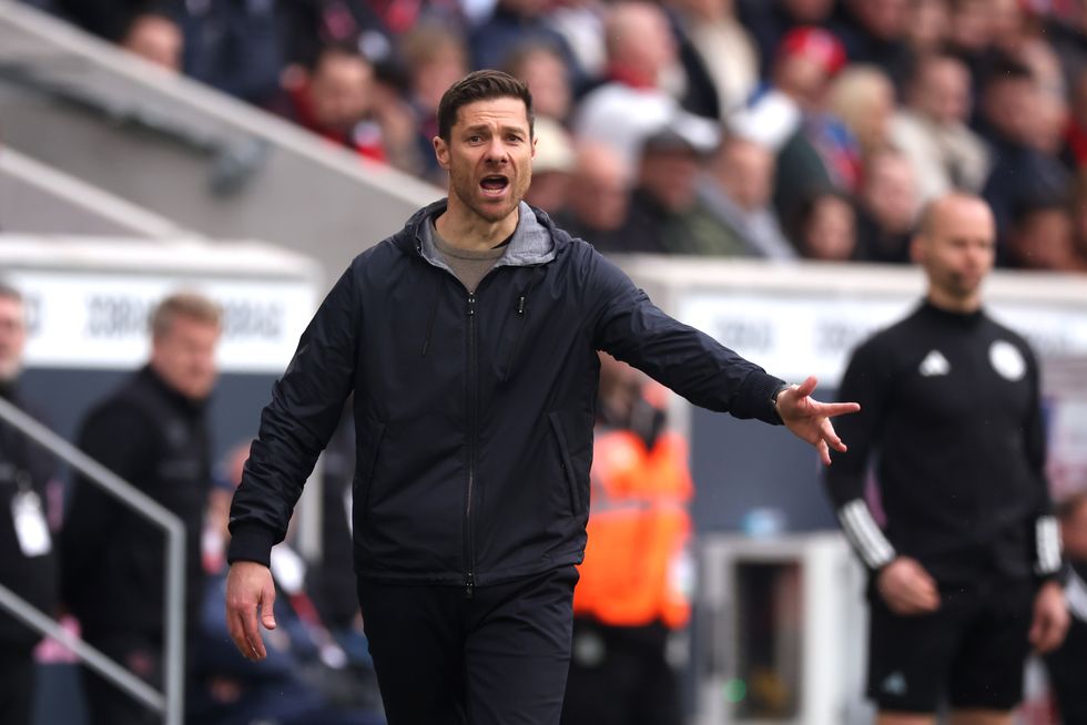Xabi Alonso teve um sucesso notável no Bayer Leverkusen, levando o time ao histórico primeiro título da Bundesliga em 2023-24 sem perder um jogo em casa.
