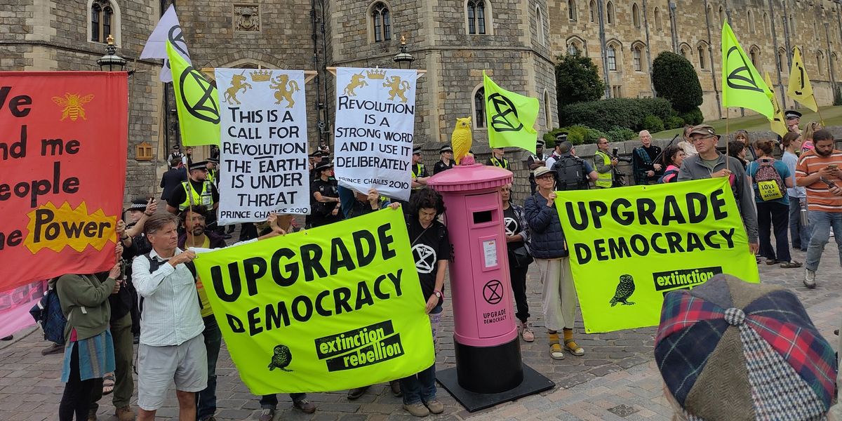 NextImg:Eco-zealots joke about 'delivering post' to King Charles as police warn tourists to 'avoid' Windsor Castle