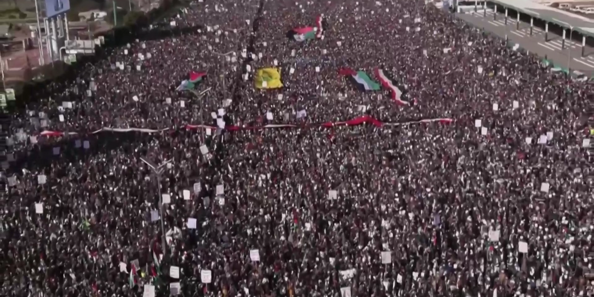 NextImg:Millions take to streets of Yemen in protest against UK and US air strikes