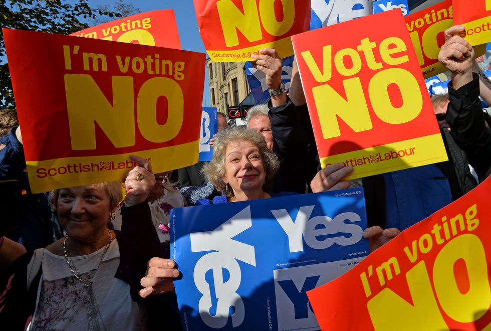 "Yes" and "No" voters protest as John Prescott and Alistair Darling join the Scottish Labour Battle Bus on Rutherglen main street on September 10, 2014