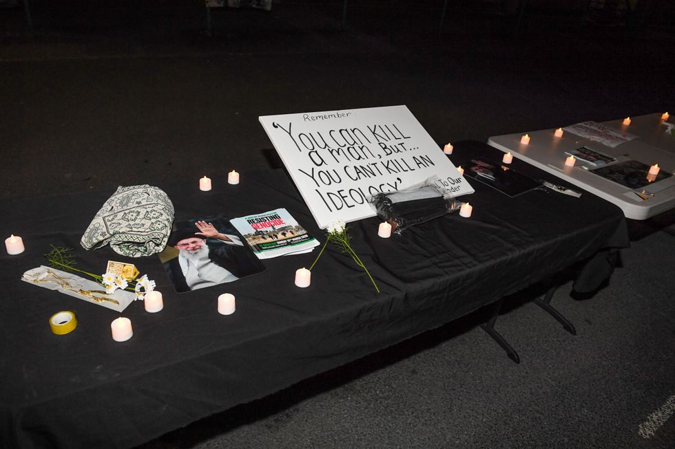 A placa na mesa memorial do líder morto do Irã 